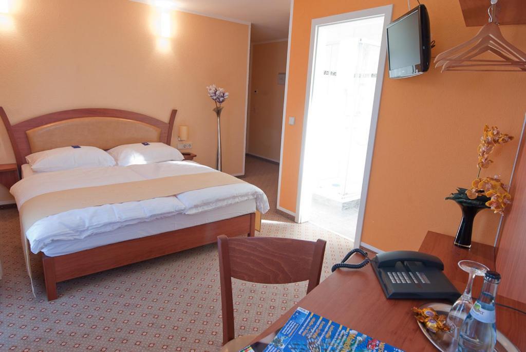 Aristo Hotel Фильдерштадт Экстерьер фото